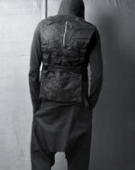 ON FOCUS | FUNKTIONSWESTEN & DEKONSTRUIERTER KAPUZENPULLOVER