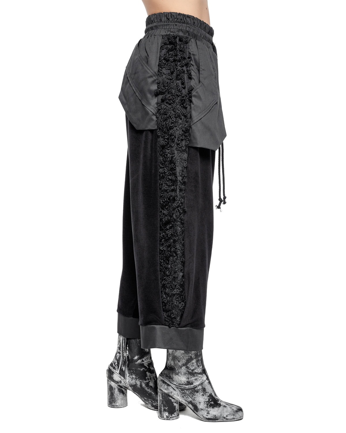 MINOAR - Velvet Fiber Bond Wide Crop Pants, Women's black cotton pants with drop-crotch silhouette - 5