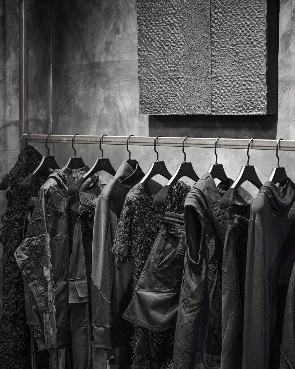 minoar-black-wooden-hanger (6)