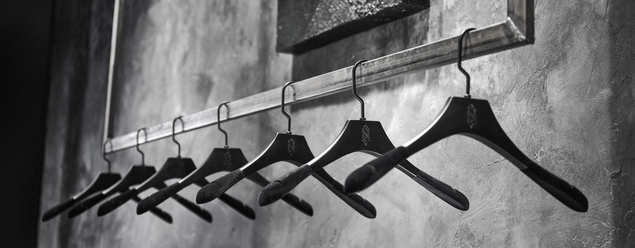 minoar-black-wooden-hanger (7)