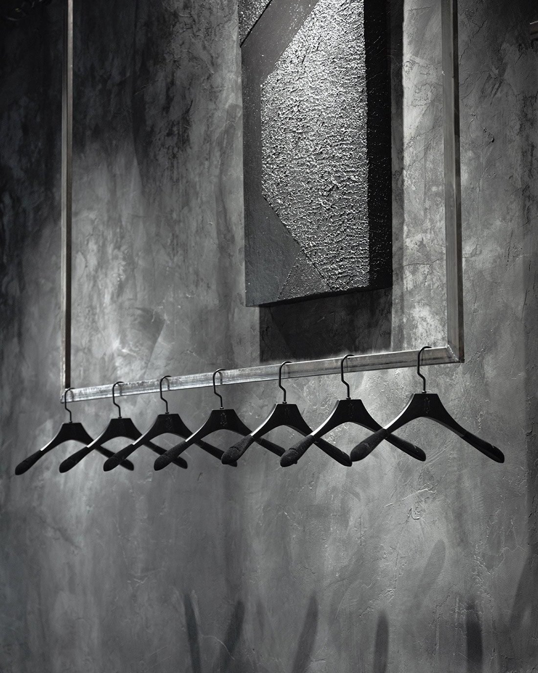 minoar-black-wooden-hanger (9)