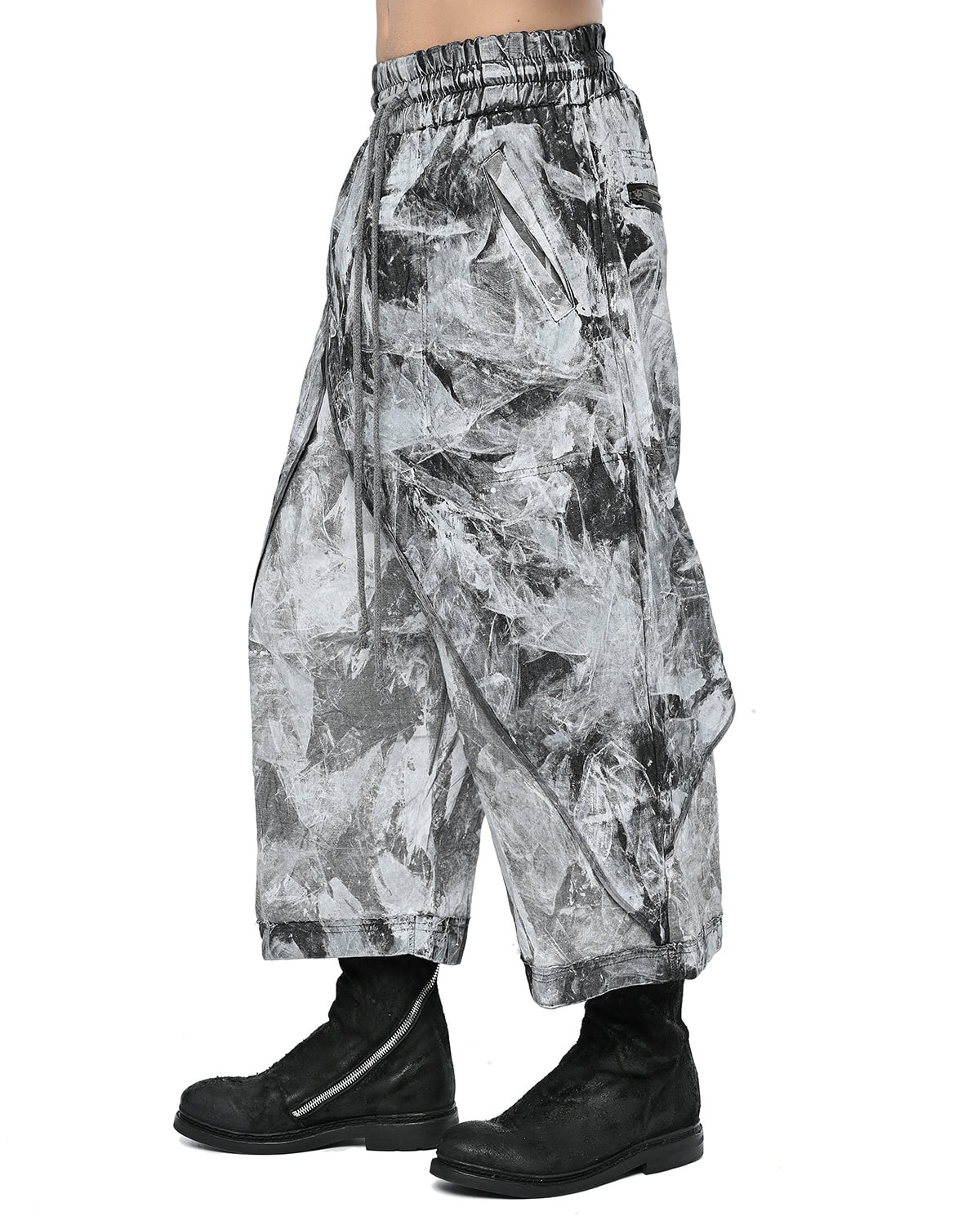 Beschichtete weit geschnittene, verkürzte Hose in Lagenoptik - Image 8