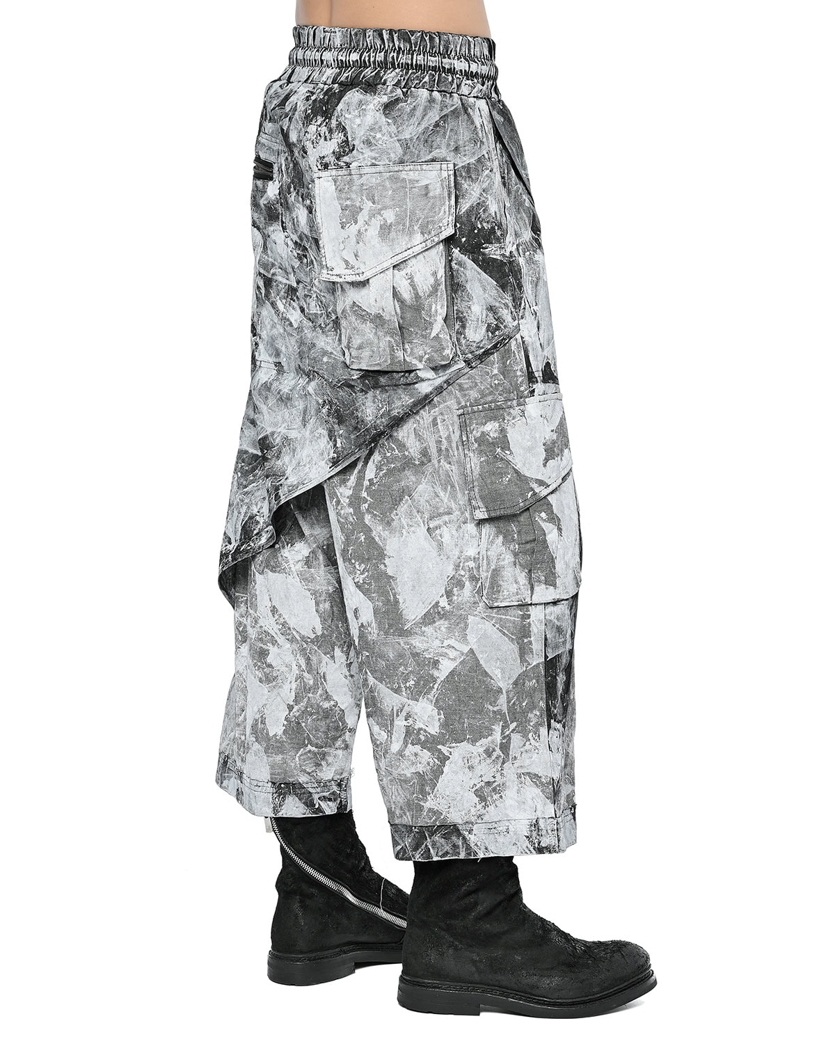 Beschichtete weit geschnittene, verkürzte Hose in Lagenoptik - Image 5