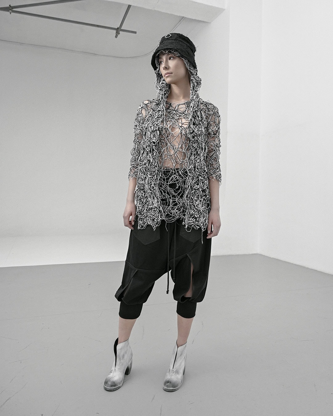 Web Bonded Contrast Sleeveless Top - Image 7