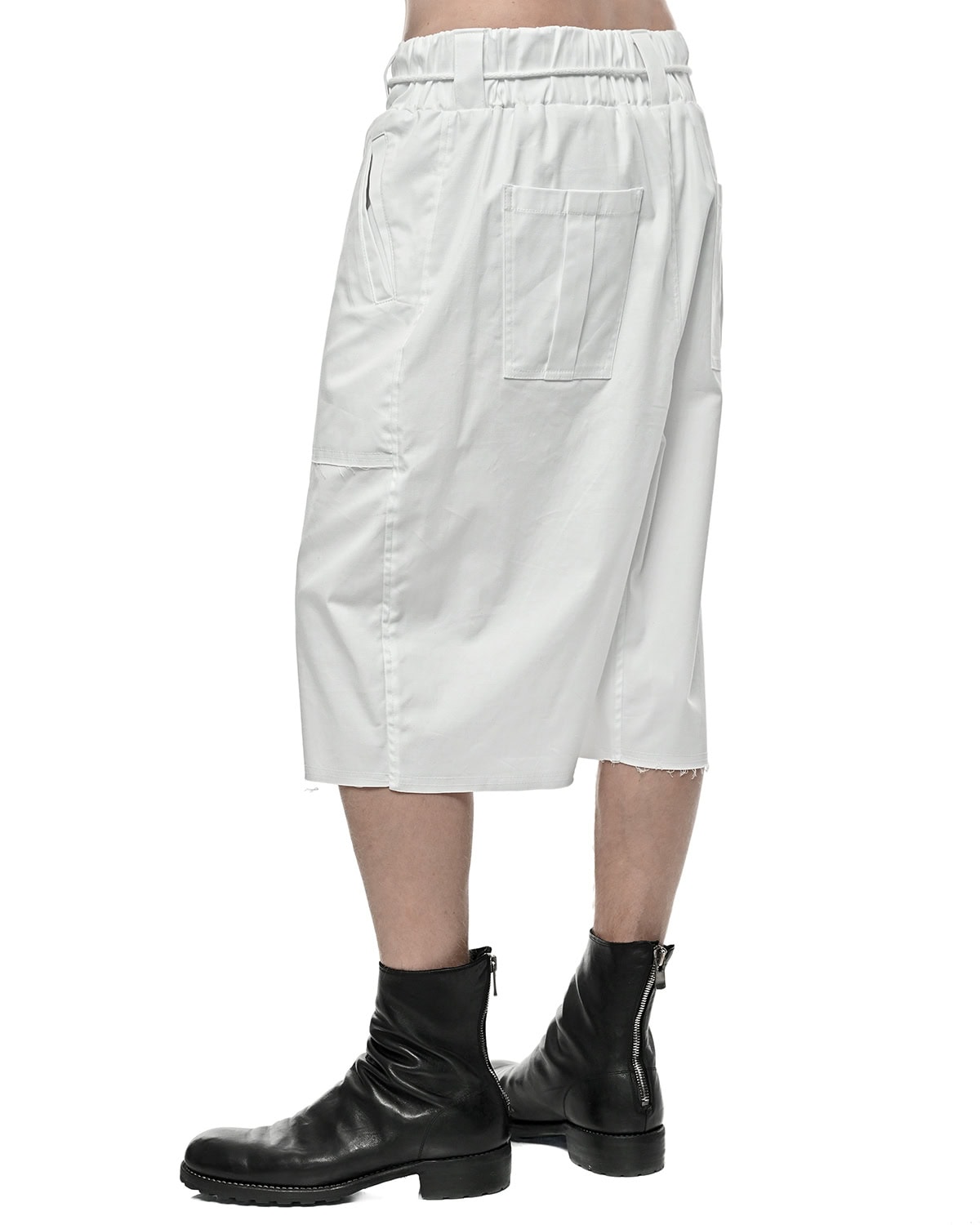 Lockere, verkürzte weiße Shorts mit offener Kante - Image 5