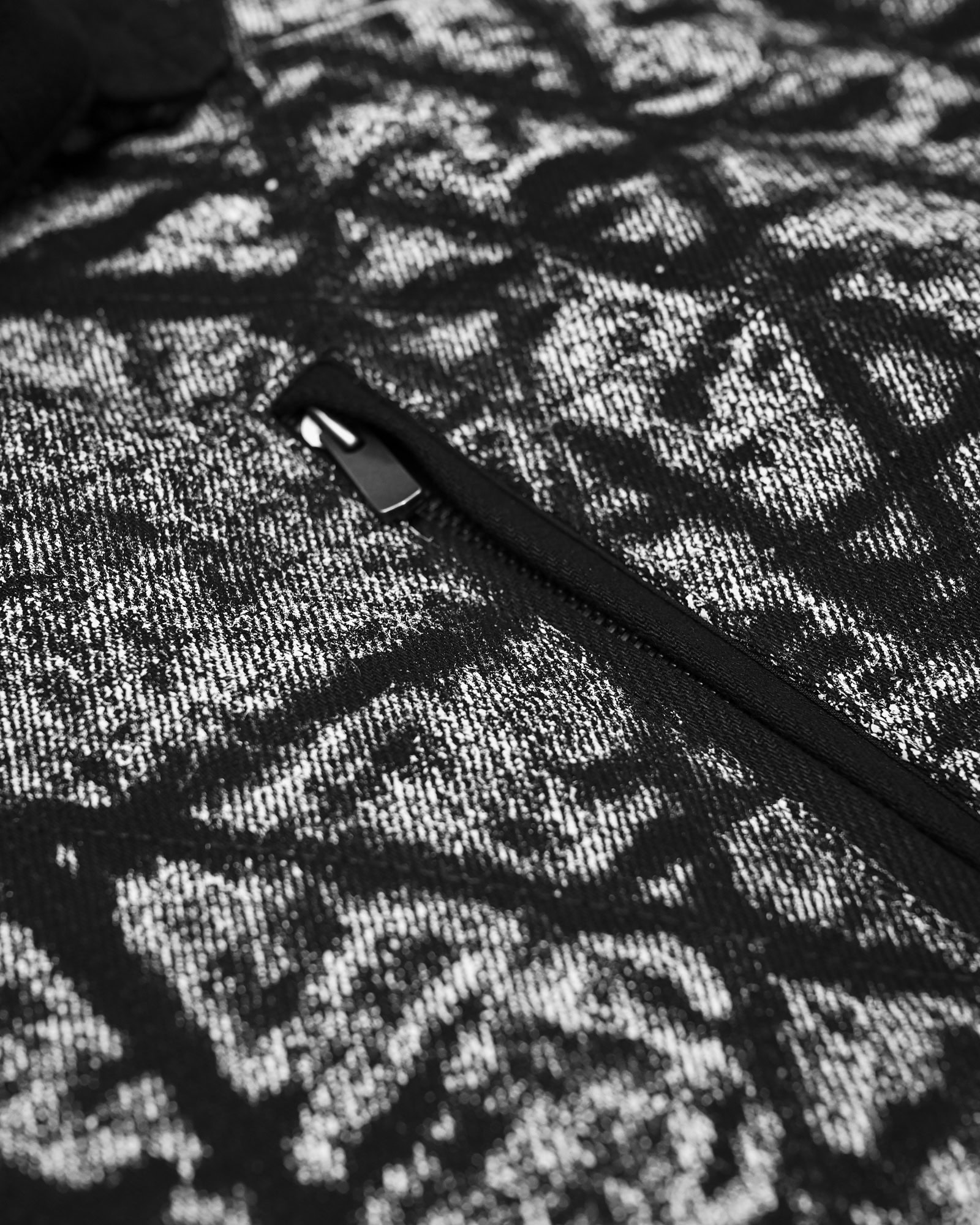 Tachyon Quilt Contrast Kutch Bag - Image 12