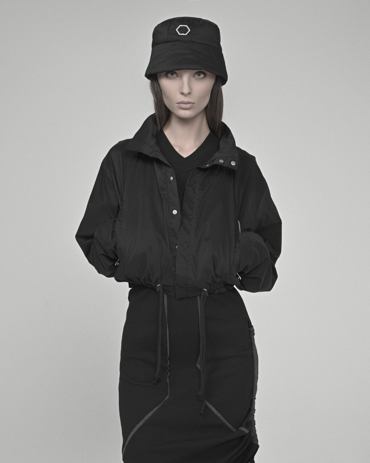 MINOAR - Stellar Tech Crop Jacket, Women's black cotton jacket with thumb openings - 9