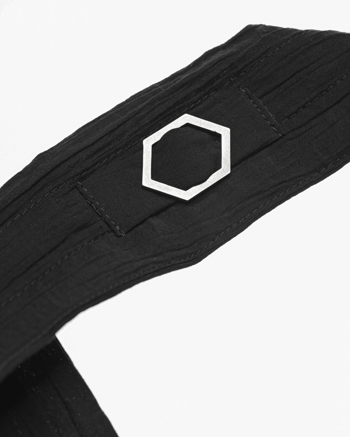 MINOAR - Array Ascot Tie, Unisex black viscose tie with steel hardware detail - 3