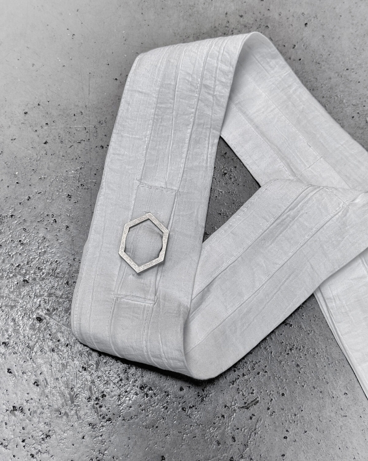 MINOAR - Array Bone Ascot Tie, Unisex white viscose tie with steel hardware detail - 4
