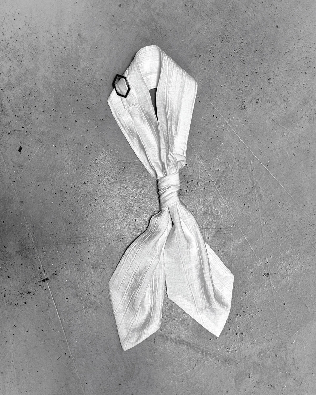 MINOAR - Array Bone Ascot Tie, Unisex white viscose tie with steel hardware detail - 3