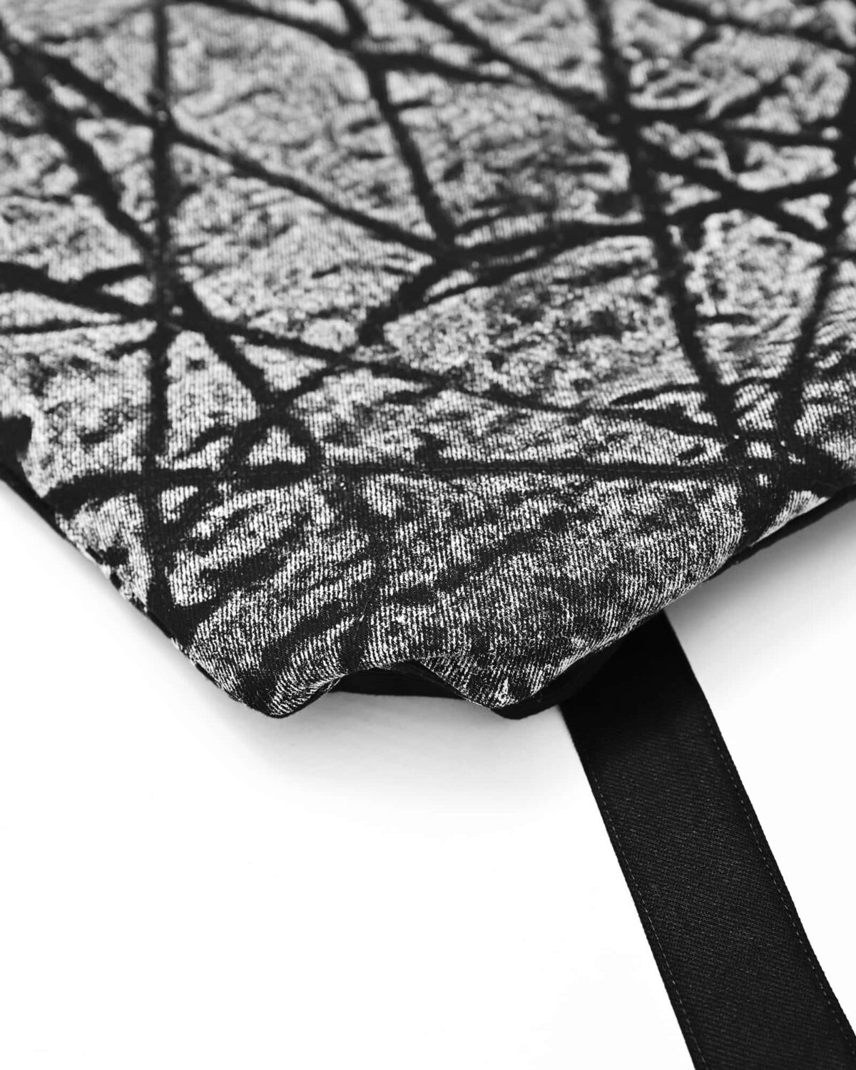 MINOAR - Tachyon Quilt Contrast Kutch Bag, Unisex black cotton bag with steel hardware detail - 11