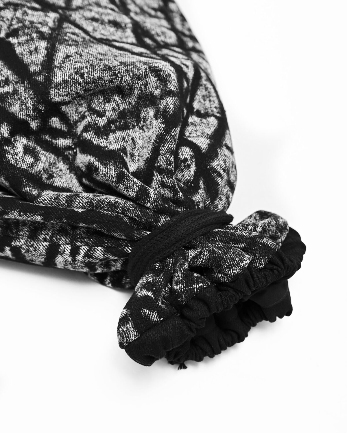MINOAR - Tachyon Quilt Contrast Kutch Bag, Unisex black cotton bag with steel hardware detail - 9