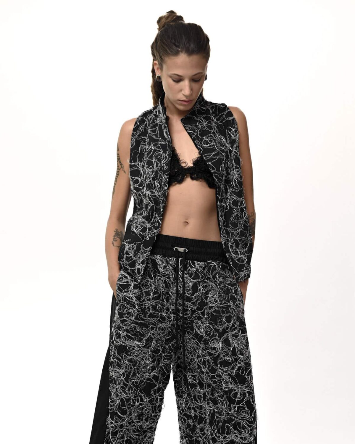 MINOAR - Contrast Angle Construct Vest, Women's black cotton vest with multi-segment construction - 10