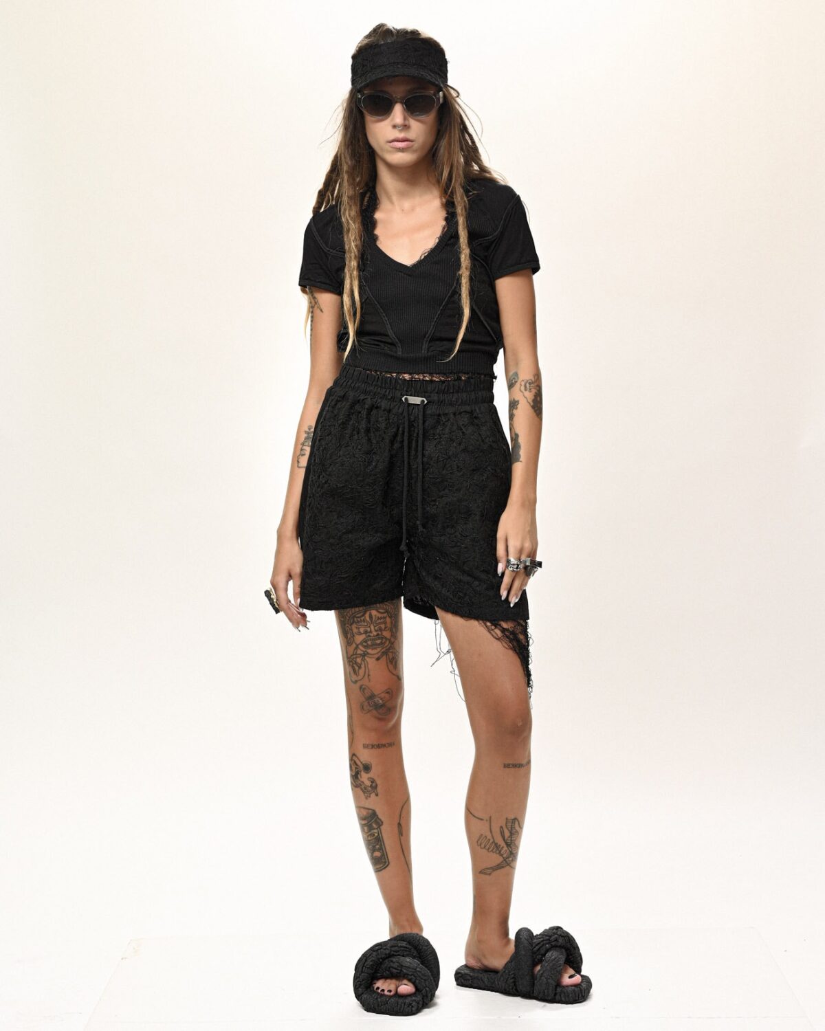 MINOAR - Fiber Bond Black Crop Shorts, Women's black cotton shorts with diagonal welt pockets - 5