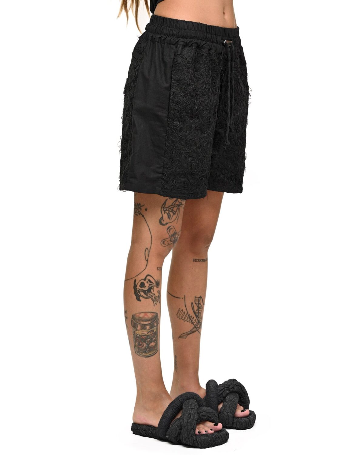 MINOAR - Fiber Bond Black Crop Shorts, Women's black cotton shorts with diagonal welt pockets - 3
