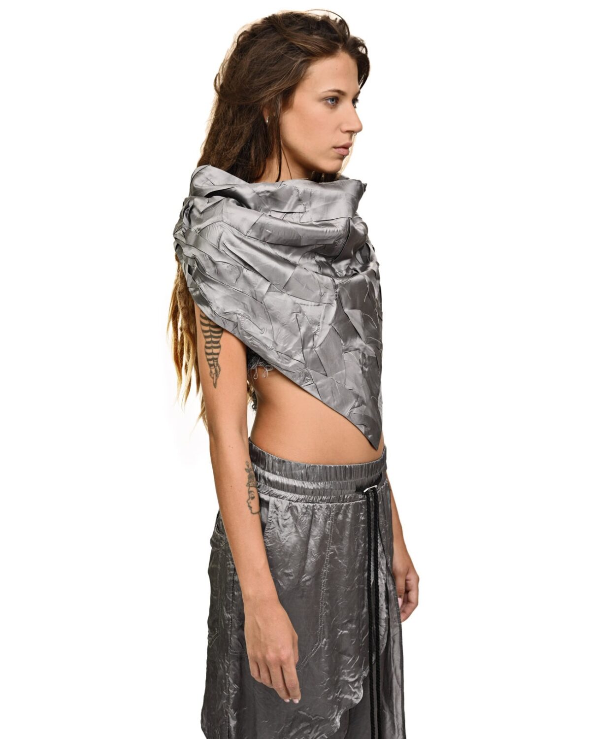 MINOAR - Chroma Triangle Scarf Crush Headpiece, Unisex grey viscose scarf with Crushed texture - 5